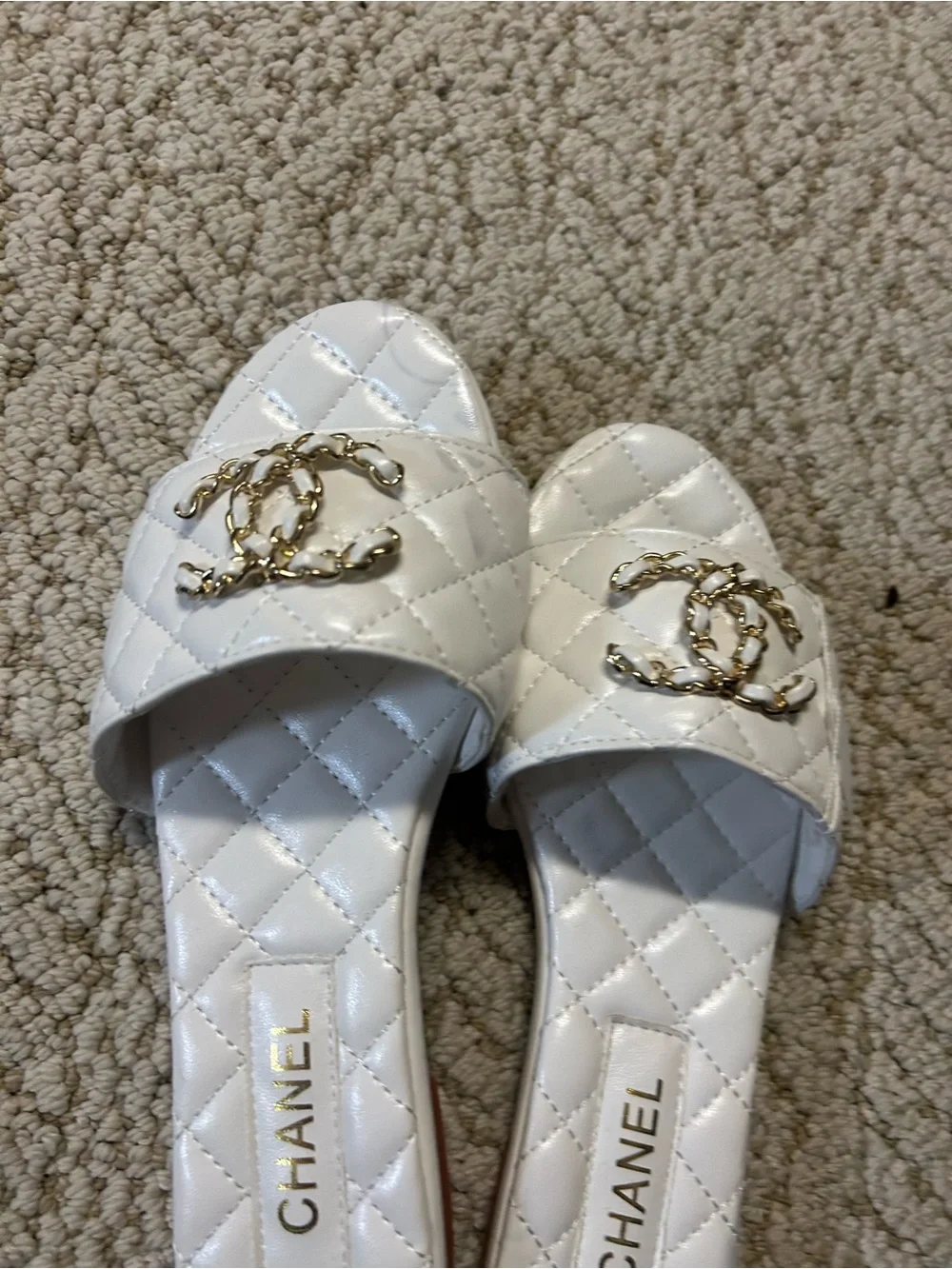 CHANEL White Quilted Slide Sandals with Gold CC Chain Emblem